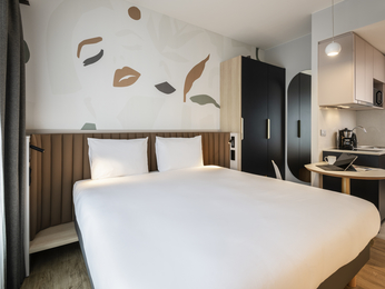 Estúdio elegante p/ 4 pessoas, c/ 1 cama de casal e 2 camas de solteiro ou 4 camas de solteiro